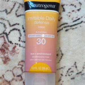 Neutrogena Invisible Daily Defense Lotion - Peach to Yellow Gradient